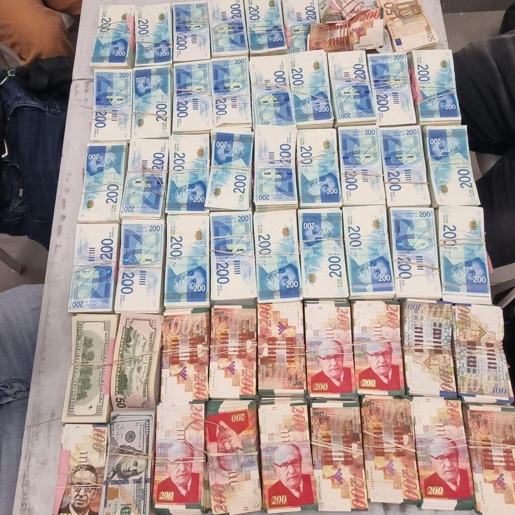 الشرطة تضبط سلاحًا وأكثر من 5 ملايين شيكل نقدًا في مدينة رهط