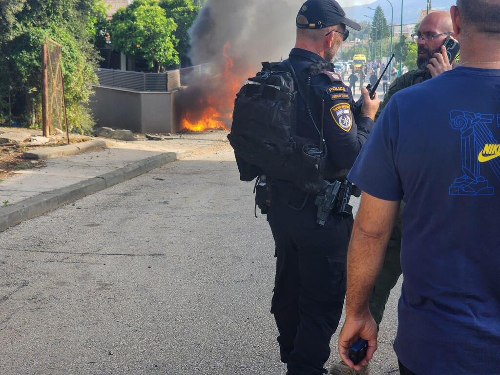 بعد رشقة صاروخية من لبنان: سقوط شظايا صاروخية وإحتراق مركبة في كريات شمونة دون إصابات (الشرطة) بعد رشقة صاروخية من لبنان: سقوط شظايا صاروخية وإحتراق مركبة في كريات شمونة دون إصابات