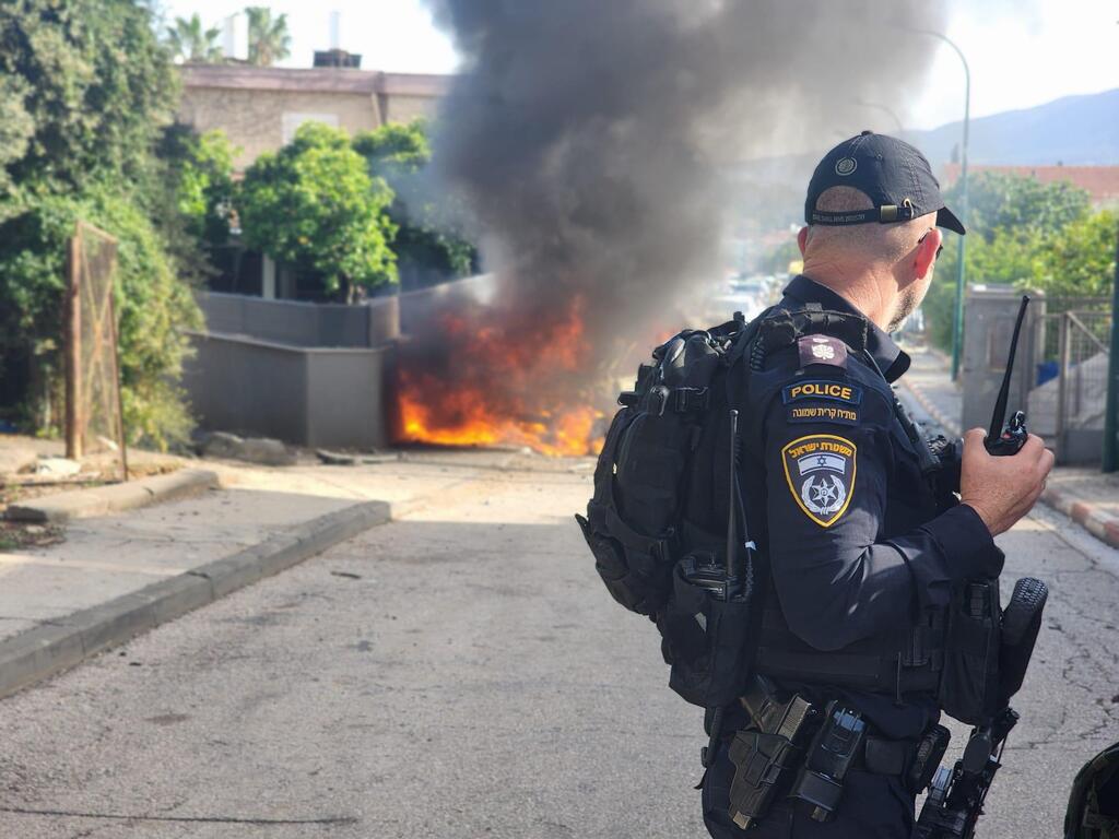 بعد رشقة صاروخية من لبنان: سقوط شظايا صاروخية وإحتراق مركبة في كريات شمونة دون إصابات (الشرطة) بعد رشقة صاروخية من لبنان: سقوط شظايا صاروخية وإحتراق مركبة في كريات شمونة دون إصابات