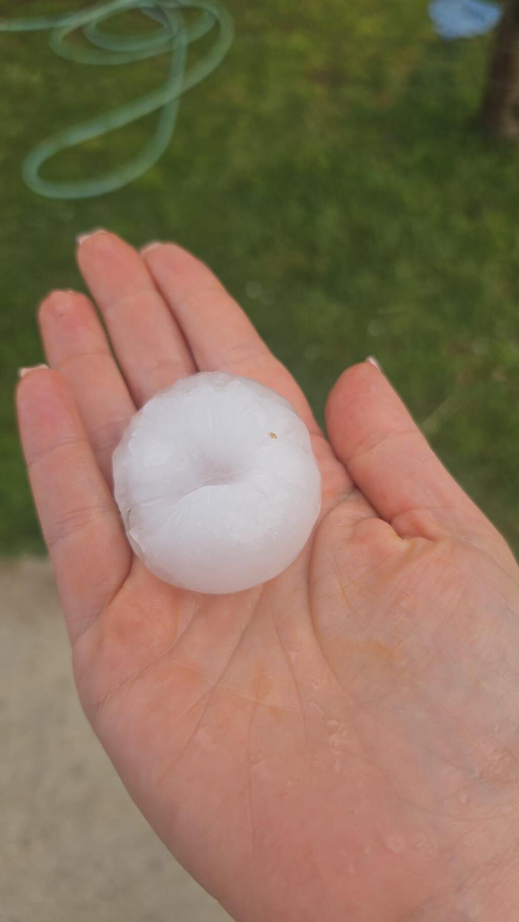 برد كبير يضرب الجولان ويتسبب بأضرار بالمركبات