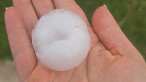 برد كبير يضرب الجولان ويتسبب بأضرار بالمركبات