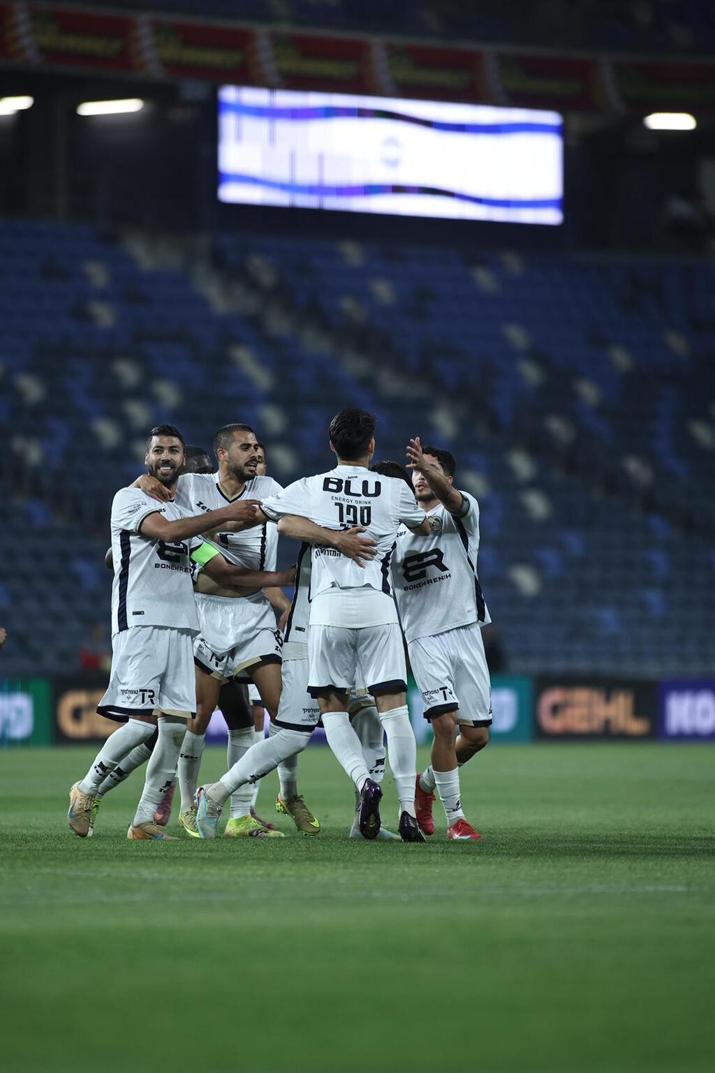 انتصار دراماتيكي يعيد الأمل للرينة ويشعل صراع البقاء في المراحل الحاسمة.