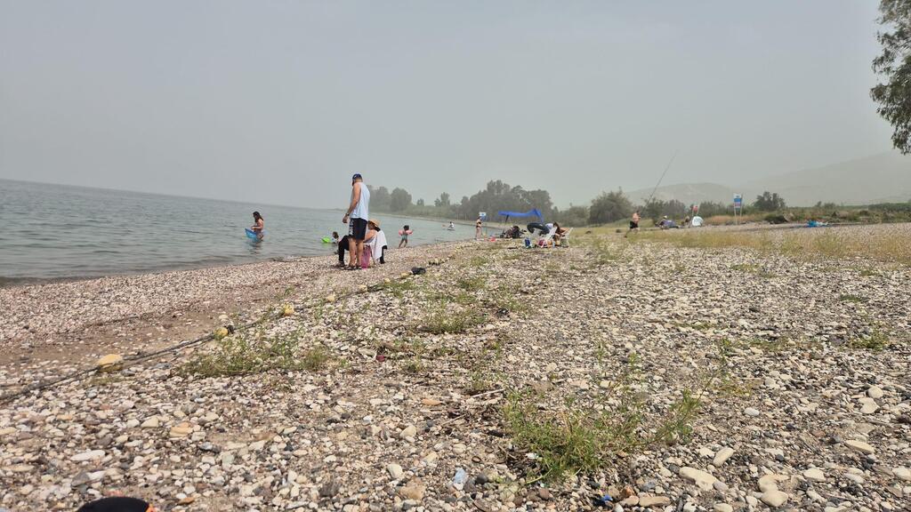 رياح قوية تضرب شواطئ بحيرة طبريا