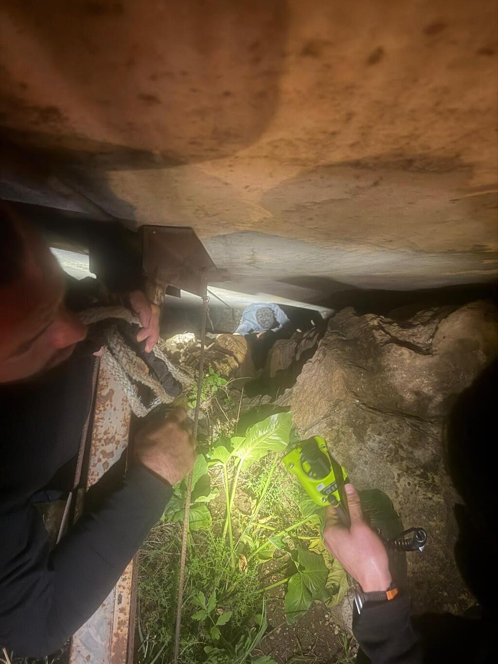 عملية إنقاذ ليلية معقّدة: تخليص طفل علق بين صخور بعمق 5 أمتار في نحف 