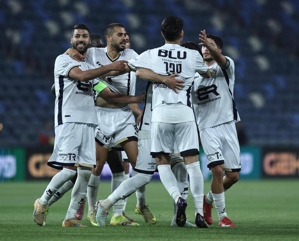 فرحة مكابي الرينة بالفوز