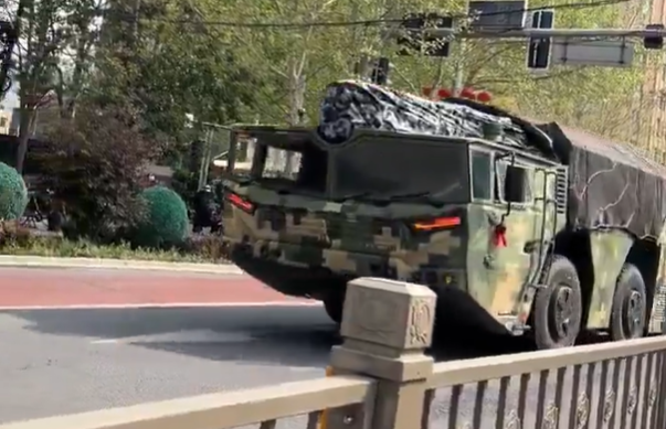 منصات صواريخ فرط صوتية تجوب شوارع الصين وتثير تساؤلات