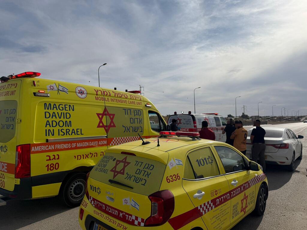 طفل بحالة متوسطة وآخر طفيف بعد انقلاب مركبة رباعية الدفع قرب تل عراد