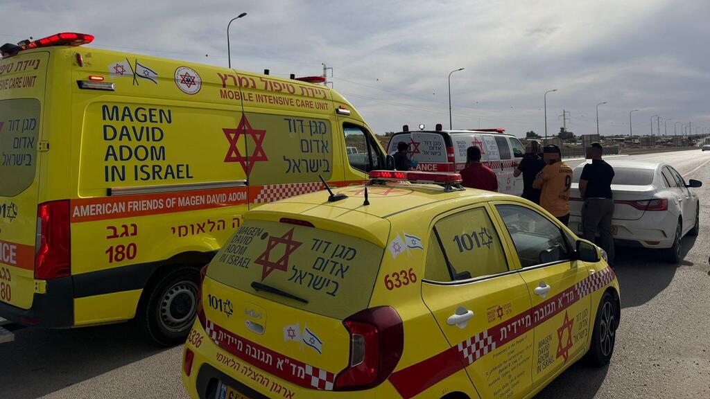 طفل بحالة متوسطة وآخر طفيف بعد انقلاب مركبة رباعية الدفع قرب تل عراد