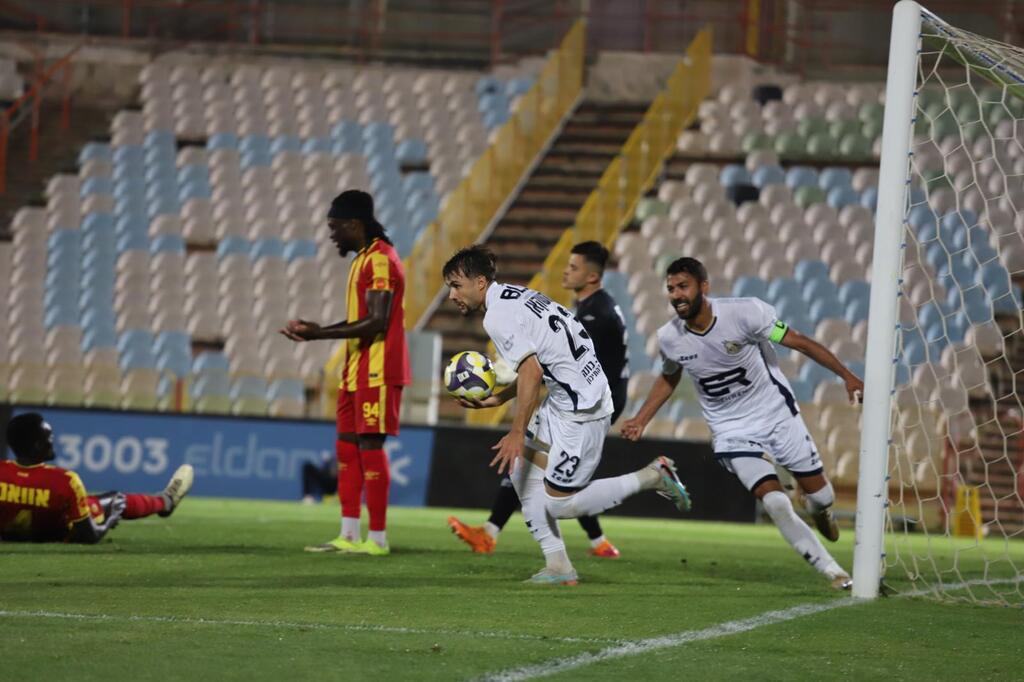  مباراة مشتعلة في الدرجة العليا: مكابي الرينة يفاجئ أشدود بهدف التعادل 1-1