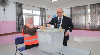 رئيس لجنة الانتخابات المركزية رامي الحمد الله، يفتتح عملية الاقتراع بالانتخابات المحلية 2026 من بلدة عنبتا