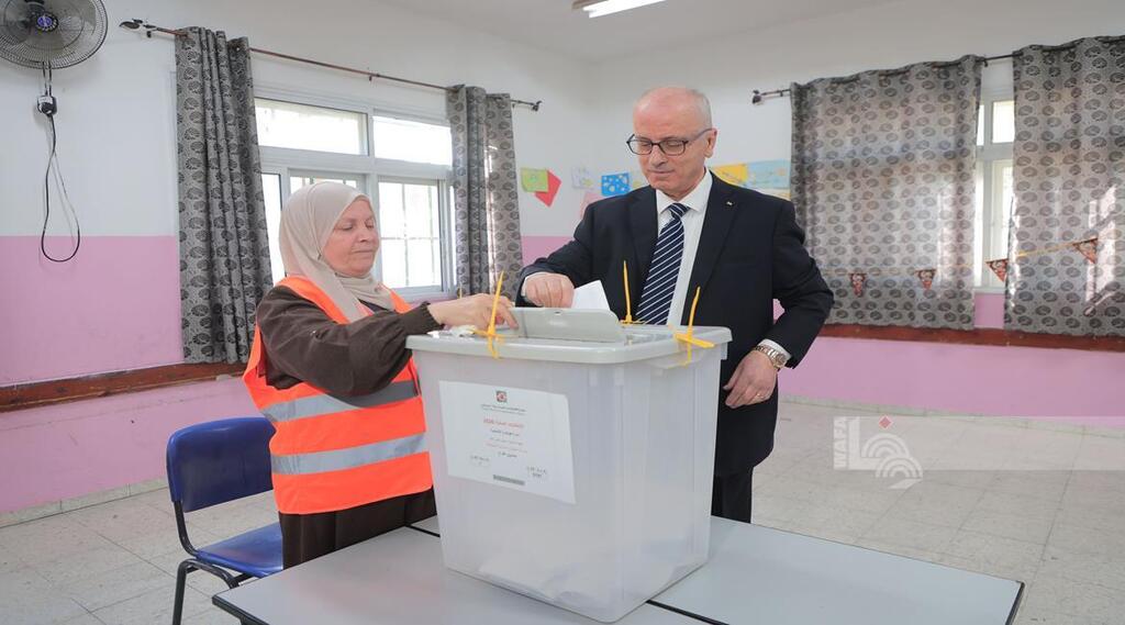 رئيس لجنة الانتخابات المركزية رامي الحمد الله، يفتتح عملية الاقتراع بالانتخابات المحلية 2026 من بلدة عنبتا