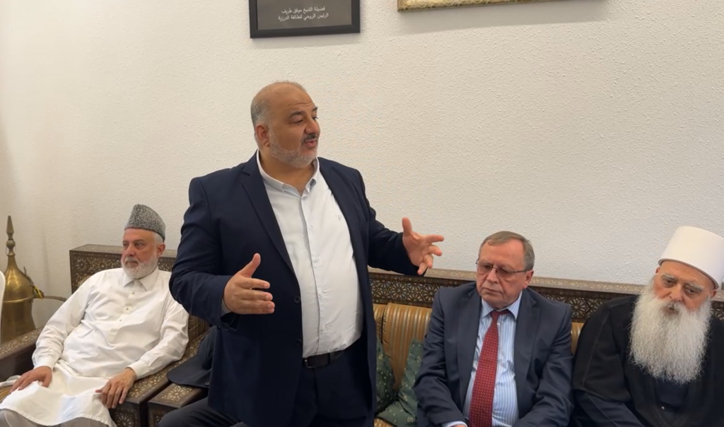 آلاف  يحيون زيارة مقام النبي شعيب في الجليل وسط أجواء دينية واجتماعية