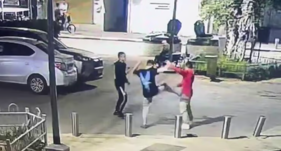 رفض إعطاء سيجارة ينتهي باعتداء جماعي على عامل أجنبي في بيتاح تكفا