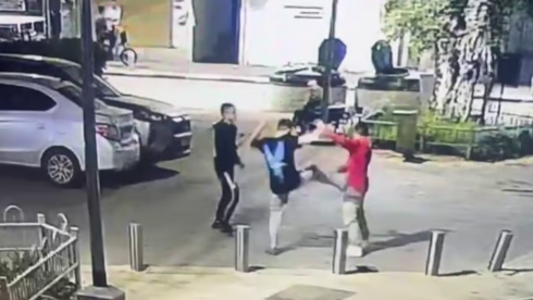 رفض إعطاء سيجارة ينتهي باعتداء جماعي على عامل أجنبي في بيتاح تكفا