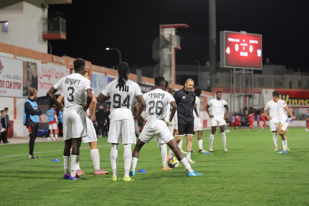 وعكة صحية مفاجئة لأحد أفراد طاقم اتحاد أبناء سخنين توقف مباراة أشدود في استاد الدوحة