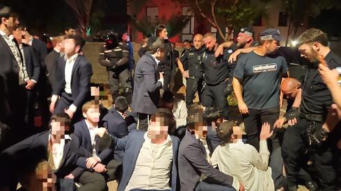 متظاهرون حريديم يقتحمون منزل رئيس الشرطة العسكرية