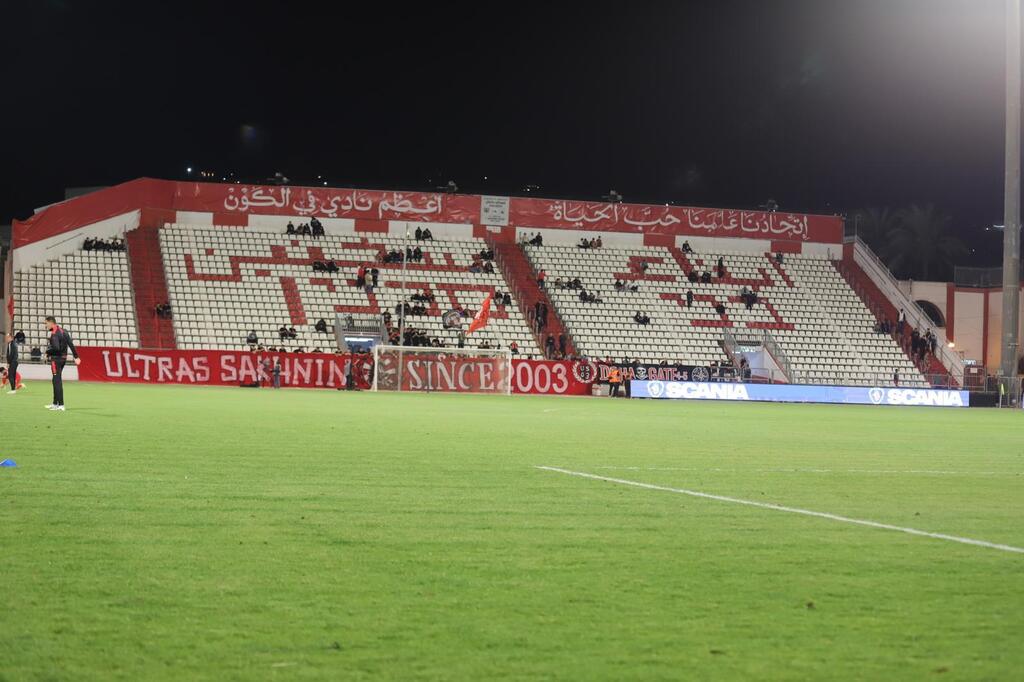 وعكة صحية مفاجئة لأحد أفراد طاقم اتحاد أبناء سخنين توقف مباراة أشدود في استاد الدوحة