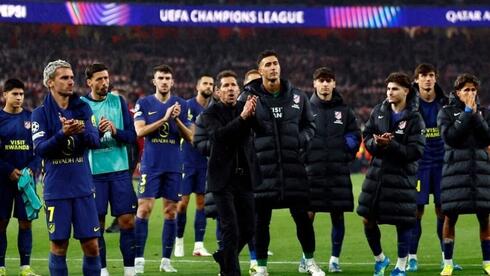 لاعبو أتلتيكو مدريد وسيميوني