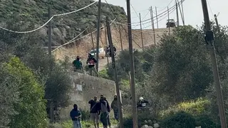 مستوطنون يجبرون فلسطينيين على إخراج جثمان من قبره