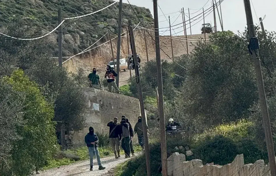 مستوطنون يجبرون فلسطينيين على إخراج جثمان من قبره
