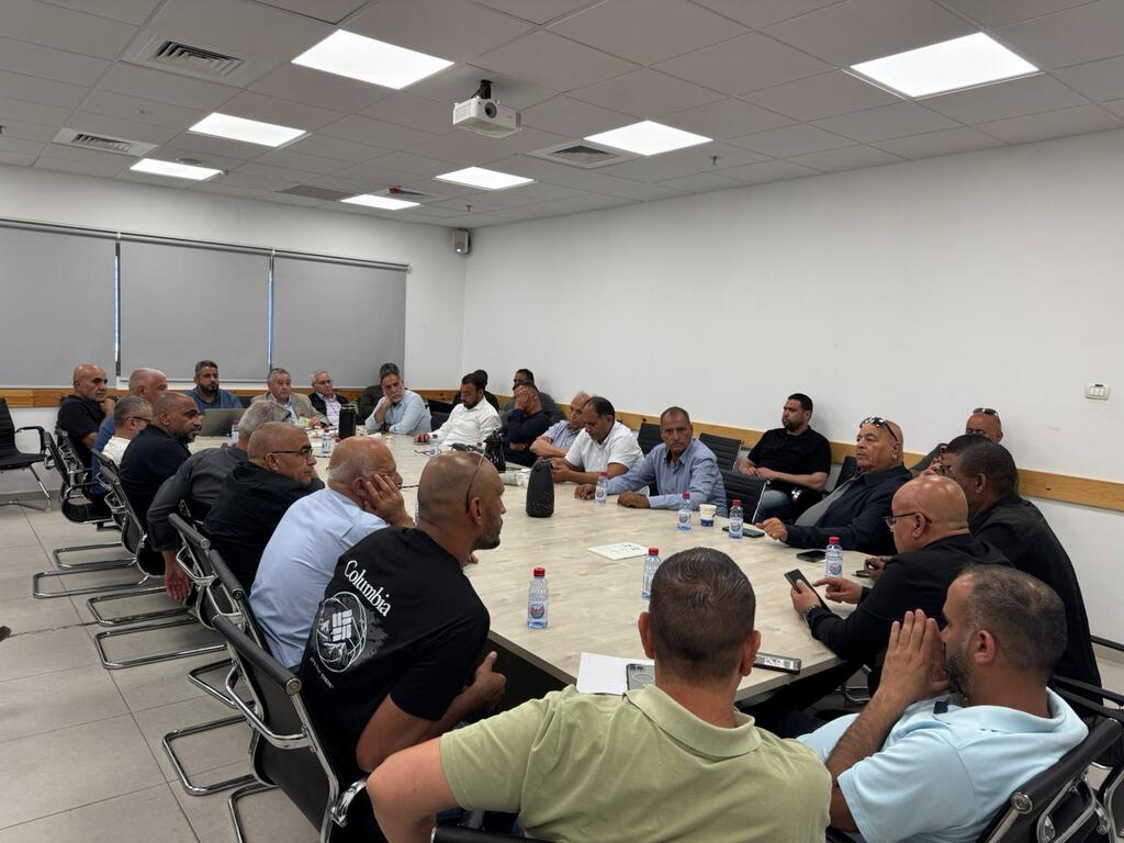 اجتماع في بلدية رهط بعد مقتل شاب برصاص الشرطة (وفق البند 27 أ) اجتماع في بلدية رهط بعد مقتل شاب برصاص الشرطة