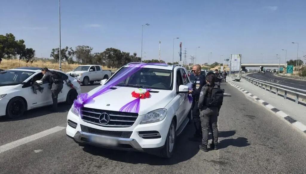 وقف موكب عروس في النقب