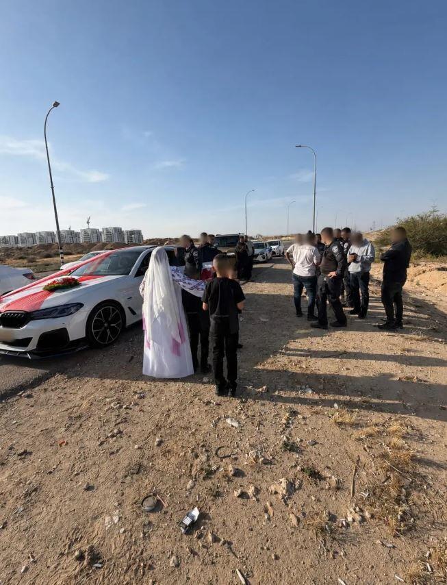 وقف موكب عروس في النقب