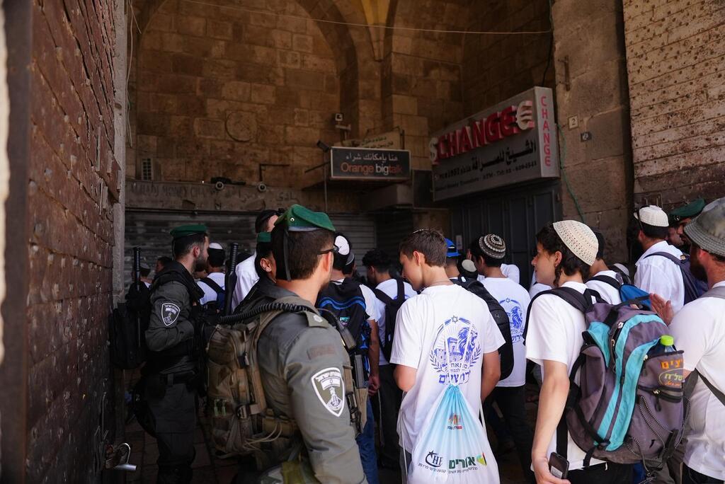 انتشار الشرطة تزامنًا مع “مسيرة الأعلام” وتوقيف 13 مشتبهًا