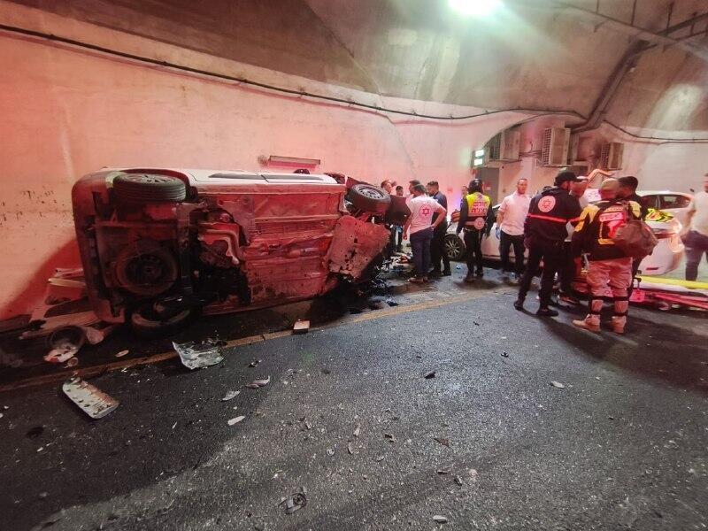 انقلاب مركبة داخل نفق يغئال يدين في القدس (نجمة داوود الحمراء) انقلاب مركبة داخل نفق يغئال يدين في القدس