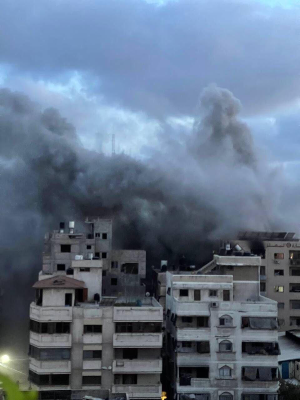 استهداف شقة سكنية في حي الرمال شمال القطاع