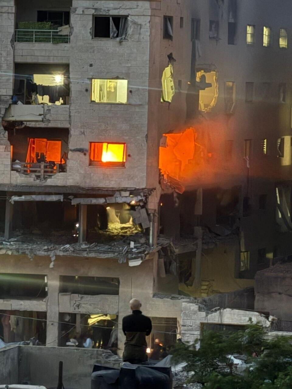استهداف شقة سكنية في حي الرمال شمال القطاع