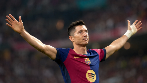 ليفاندوفسكي يودّع برشلونة بإنجاز تاريخي ويتفوّق على ميسي في سباق الألقاب