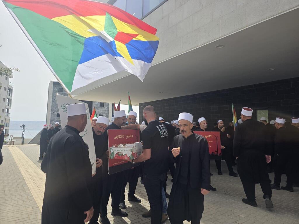 أهالي الجولان يتظاهرون أمام محكمة الصلح في طبريا (راديو الناس) أهالي الجولان يتظاهرون أمام محكمة الصلح في طبريا