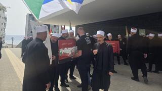 أهالي الجولان يتظاهرون أمام محكمة الصلح في طبريا