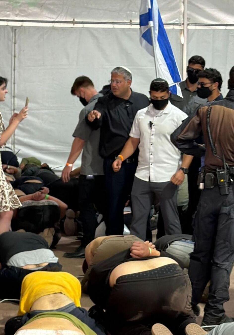 استفزازات بن غفير أمام معتقلي الأسطول تقابلها هتافات: "الحرية لفلسطين" (وفقا للمادة 27أ) استفزازات بن غفير أمام معتقلي الأسطول تقابلها هتافات: "الحرية لفلسطين"