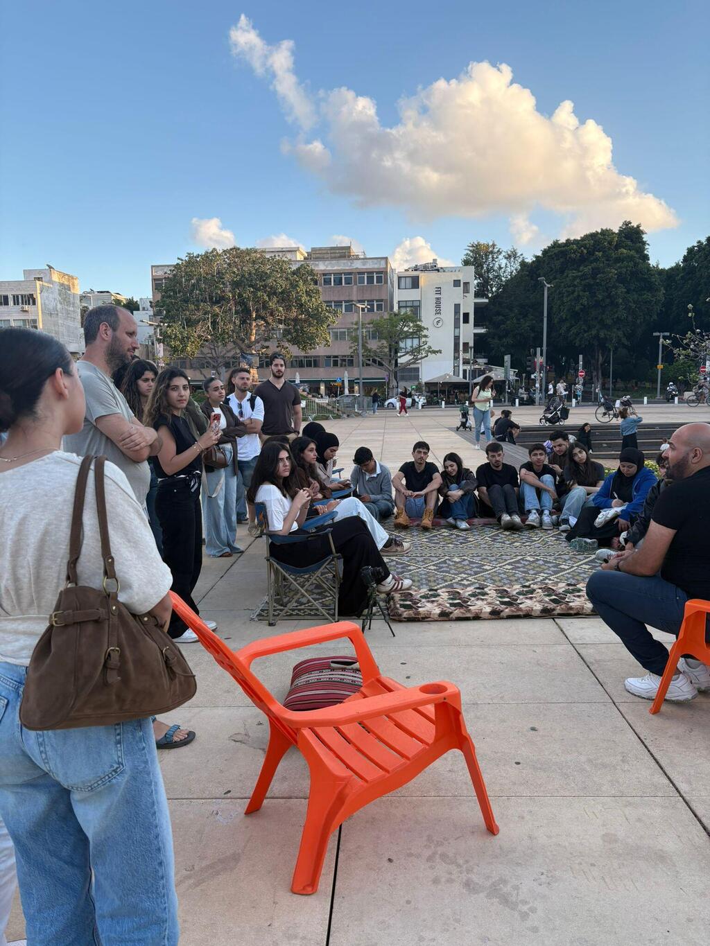 طلاب من جامعة تل أبيب ينظمون فعالية احتجاجية ضد الجريمة والعنف 