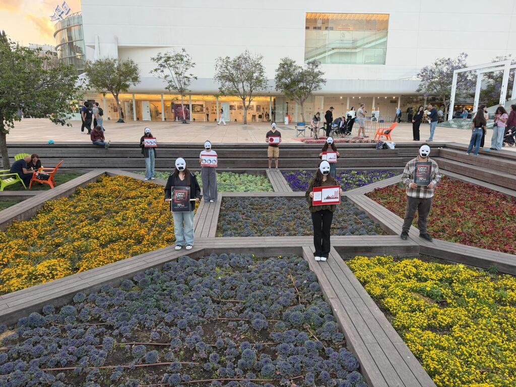 طلاب من جامعة تل أبيب ينظمون فعالية احتجاجية ضد الجريمة والعنف 