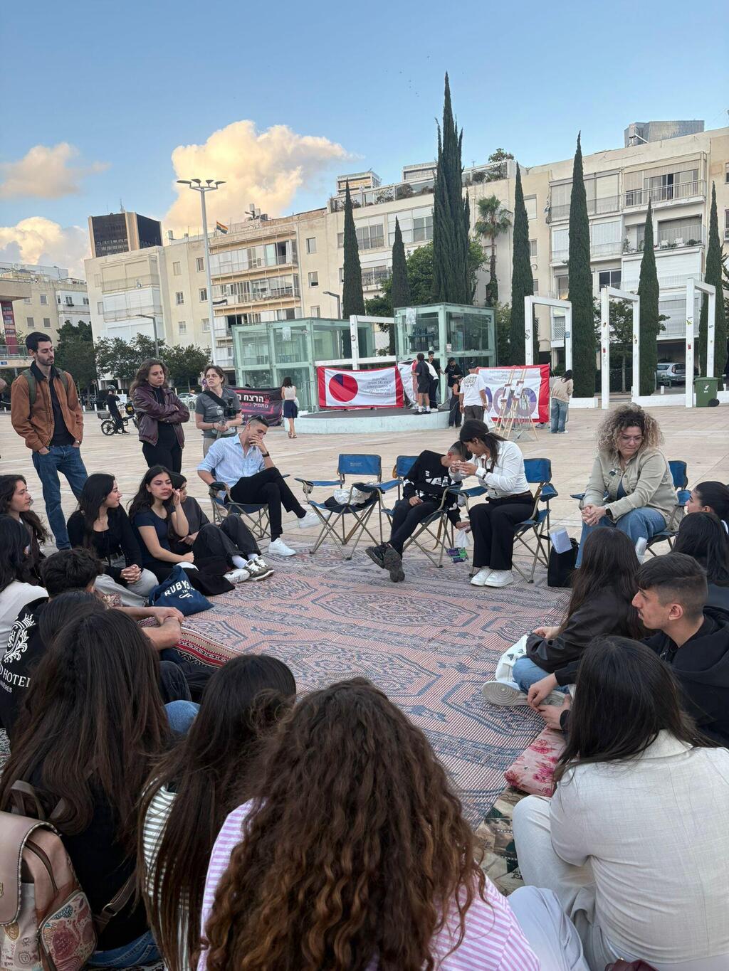 طلاب من جامعة تل أبيب ينظمون فعالية احتجاجية ضد الجريمة والعنف 