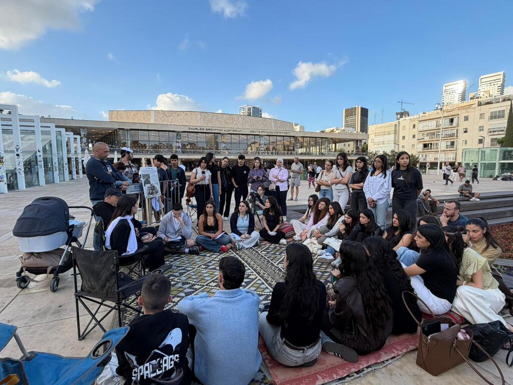 طلاب من جامعة تل أبيب ينظمون فعالية احتجاجية ضد الجريمة والعنف 