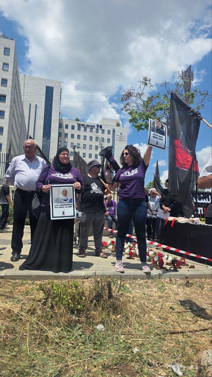 توابيت وصور ضحايا أمام المحاكم في الناصرة خلال قافلة غضب ضد الجريمة
