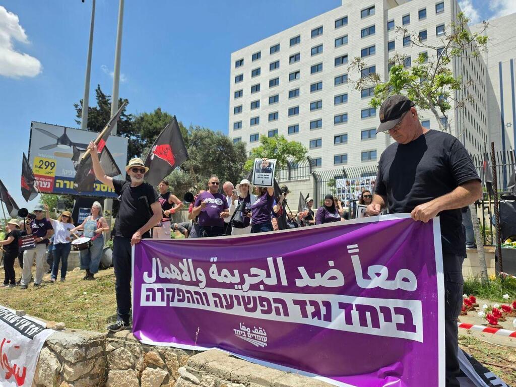 توابيت وصور ضحايا أمام المحاكم في الناصرة خلال قافلة غضب ضد الجريمة