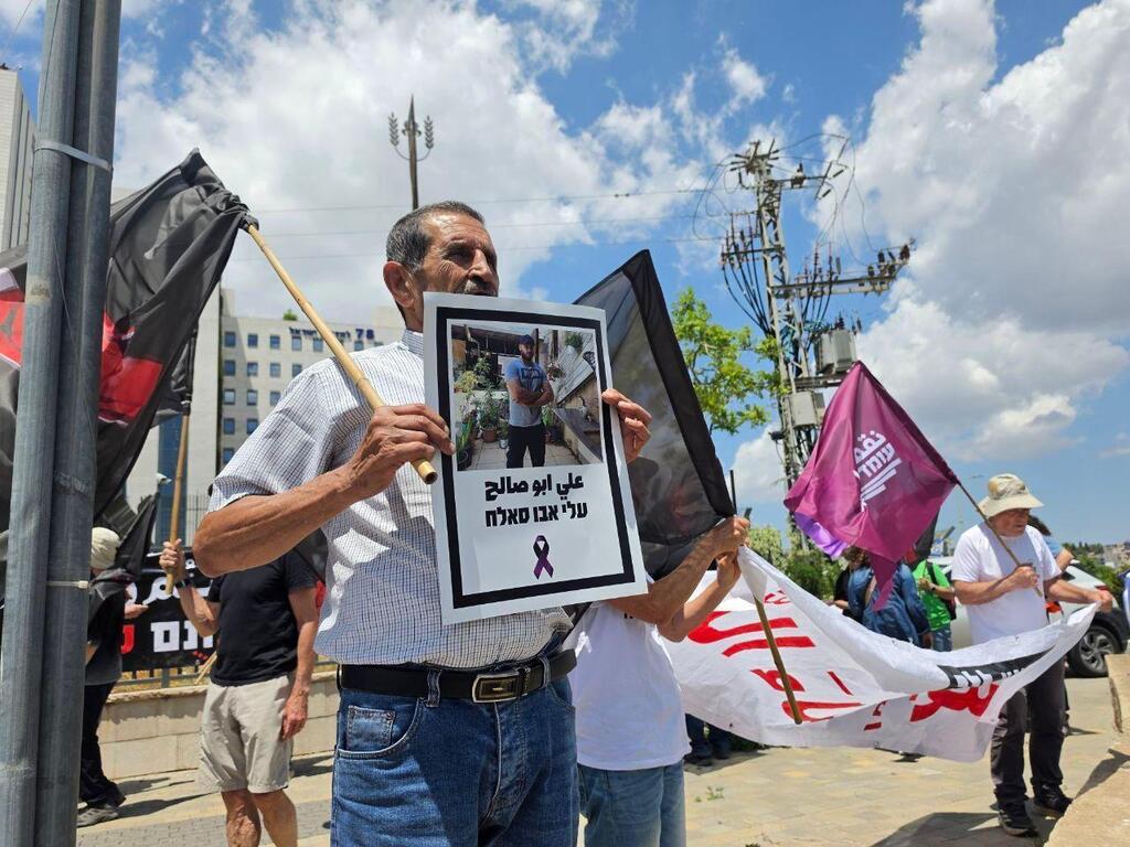 توابيت وصور ضحايا أمام المحاكم في الناصرة خلال قافلة غضب ضد الجريمة