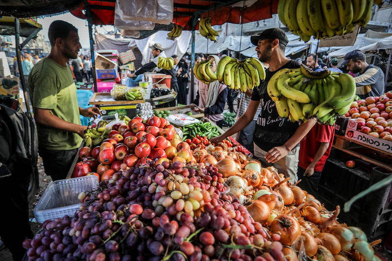 فرحة العيد تحت ضغط الغلاء (Abed Rahim Khatib/FLASH90) فرحة العيد تحت ضغط الغلاء