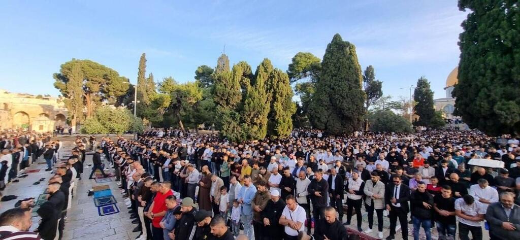القدس تكتظ بالمصلين في عيد الأضحى والأقصى يحتضن 140 ألفًا