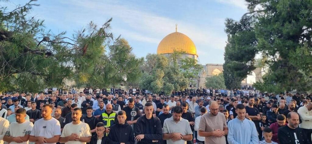 القدس تكتظ بالمصلين في عيد الأضحى والأقصى يحتضن 140 ألفًا (تُستخدم هذه الصورة بموجب البند 27 أ من قانون الحقوق الأدبية (2007)) القدس تكتظ بالمصلين في عيد الأضحى والأقصى يحتضن 140 ألفًا
