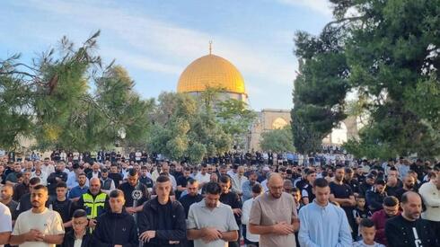 القدس تكتظ بالمصلين في عيد الأضحى والأقصى يحتضن 140 ألفًا