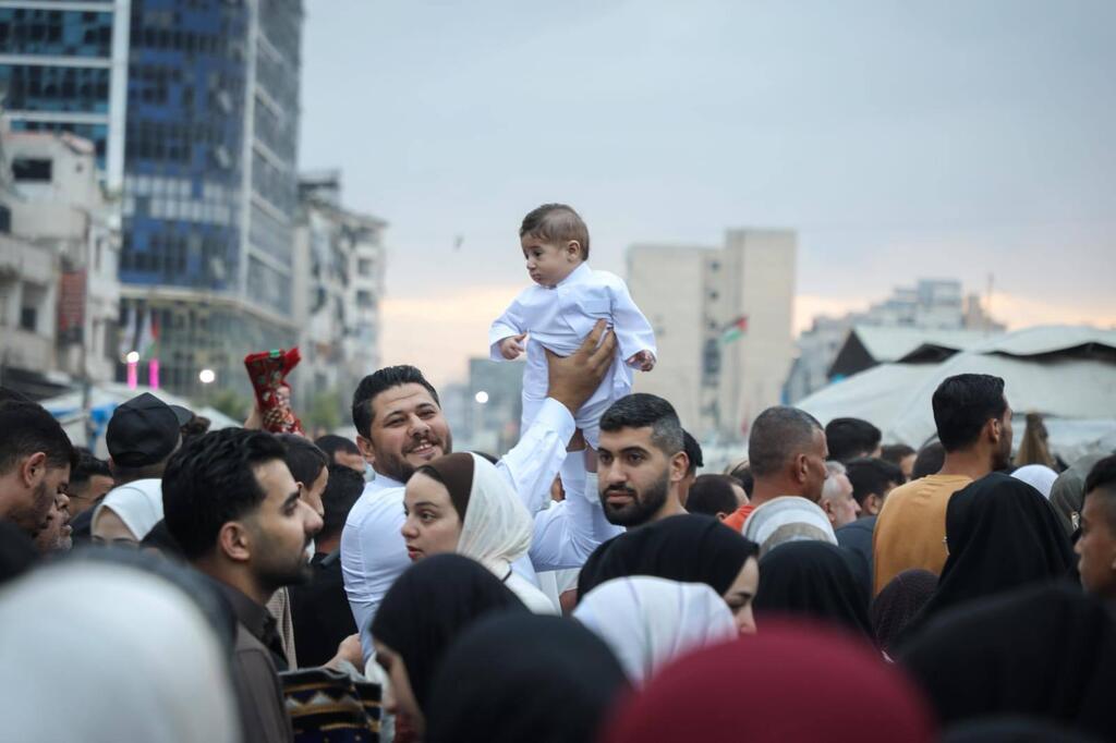أهالي غزة يؤدّون صلاة عيد الأضحى فوق أنقاض المساجد المدمّرة (تُستخدم هذه الصورة بموجب البند 27 أ من قانون الحقوق الأدبية (2007)) أهالي غزة يؤدّون صلاة عيد الأضحى فوق أنقاض المساجد المدمّرة