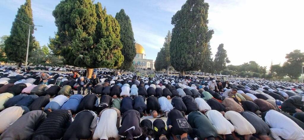 القدس تكتظ بالمصلين في عيد الأضحى والأقصى يحتضن 140 ألفًا