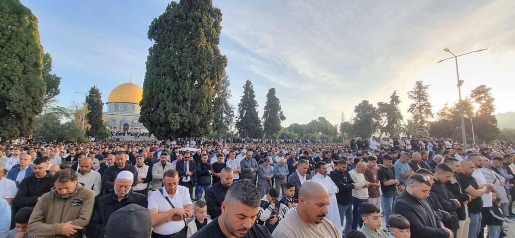 القدس تكتظ بالمصلين في عيد الأضحى والأقصى يحتضن 140 ألفًا