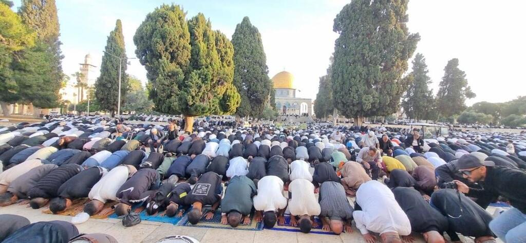 القدس تكتظ بالمصلين في عيد الأضحى والأقصى يحتضن 140 ألفًا